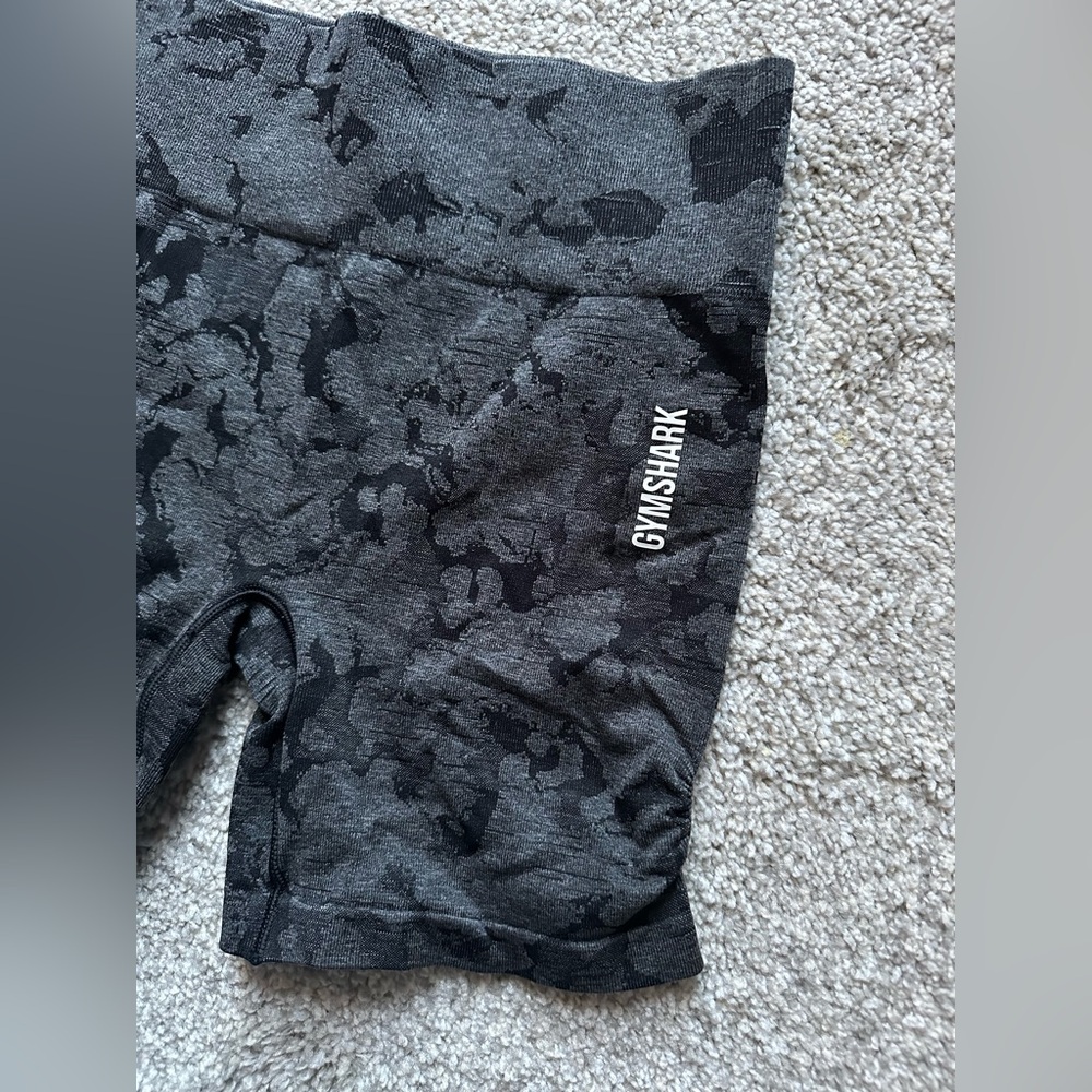 Women’s Gymshark Adapt Camo Black & Gray Seamless Shorts - Picture 5 of 7